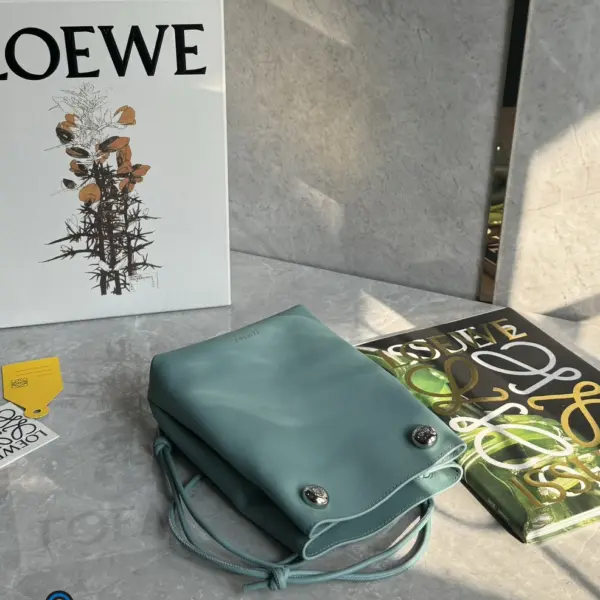 Loewe-羅意威 水色光滑牛皮革 Pebble 手拿包