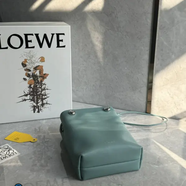 Loewe-羅意威 水色光滑牛皮革 Pebble 手拿包