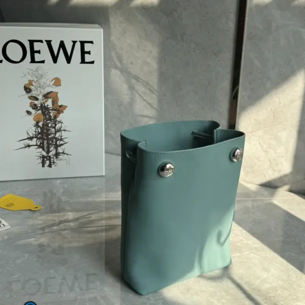 Loewe-羅意威 水色光滑牛皮革 Pebble 手拿包