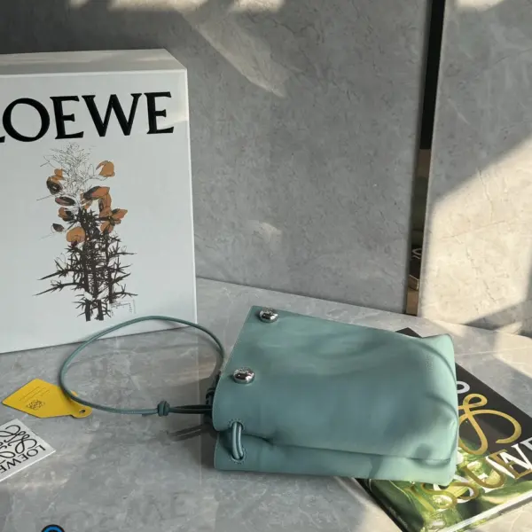 Loewe-羅意威 水色光滑牛皮革 Pebble 手拿包