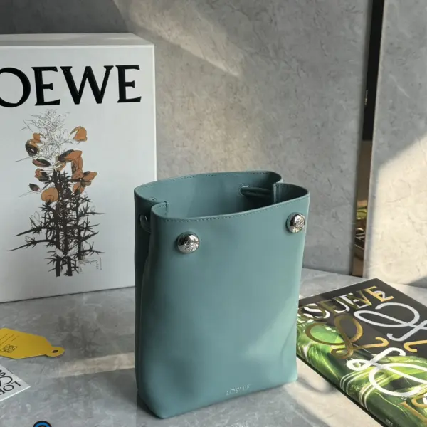 Loewe-羅意威 水色光滑牛皮革 Pebble 手拿包