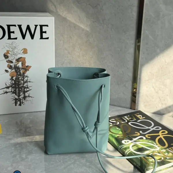 Loewe-羅意威 水色光滑牛皮革 Pebble 手拿包