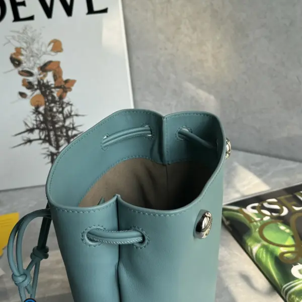 Loewe-羅意威 水色光滑牛皮革 Pebble 手拿包