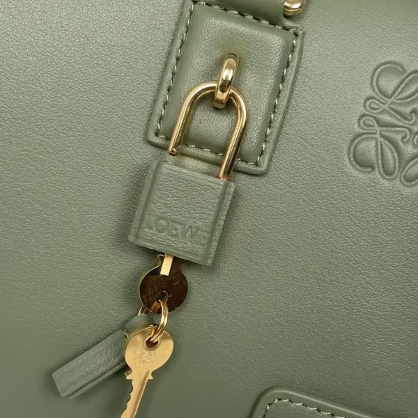 Loewe-羅意威 鱷梨綠納帕牛皮革 Amazona 23 手拿包