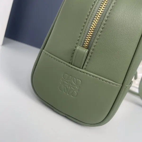 Loewe-羅意威 鱷梨綠納帕牛皮革 Amazona 23 手拿包