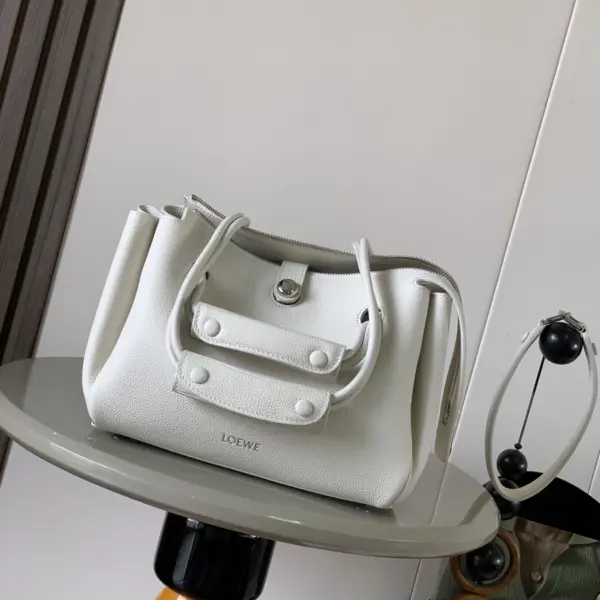 Loewe-羅意威 Madrid 系列 柔白色小號柔軟粒面牛皮革手拿包
