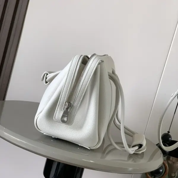 Loewe-羅意威 Madrid 系列 柔白色小號柔軟粒面牛皮革手拿包