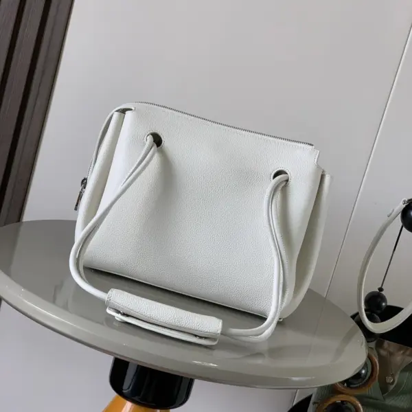 Loewe-羅意威 Madrid 系列 柔白色小號柔軟粒面牛皮革手拿包