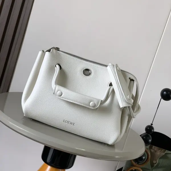 Loewe-羅意威 Madrid 系列 柔白色小號柔軟粒面牛皮革手拿包