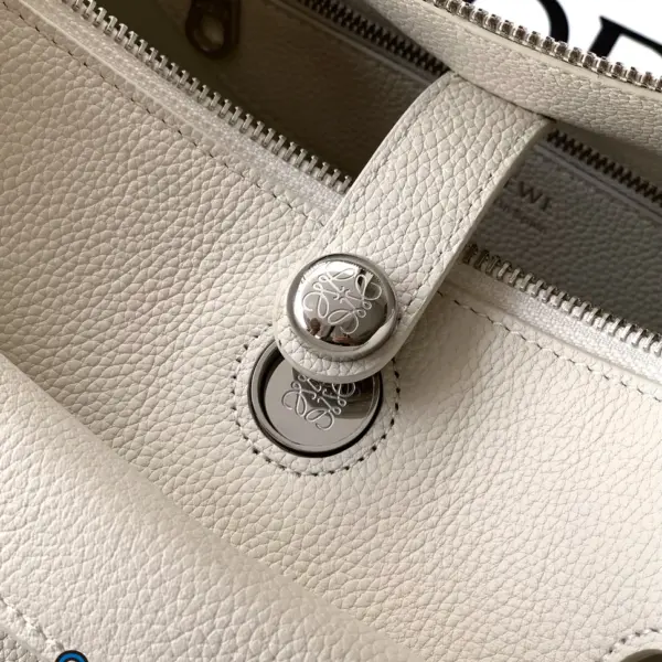 Loewe-羅意威 Madrid 系列 柔白色小號柔軟粒面牛皮革手拿包
