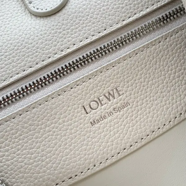 Loewe-羅意威 Madrid 系列 柔白色小號柔軟粒面牛皮革手拿包