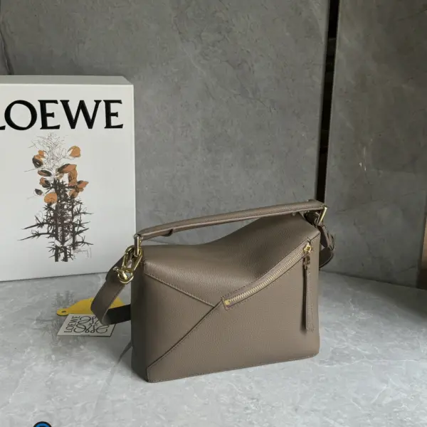 Loewe-羅意威 Puzzle 系列小號肩背包 灰褐色 柔軟粒面牛皮革