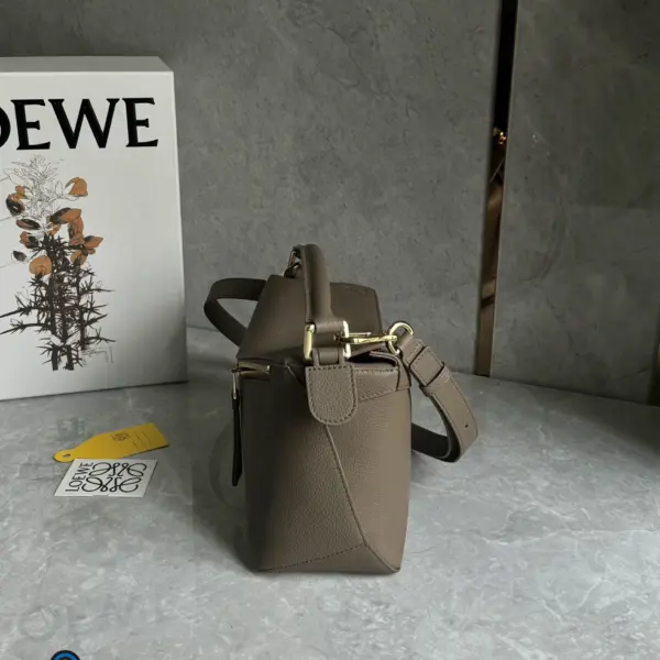 Loewe-羅意威 Puzzle 系列小號肩背包 灰褐色 柔軟粒面牛皮革