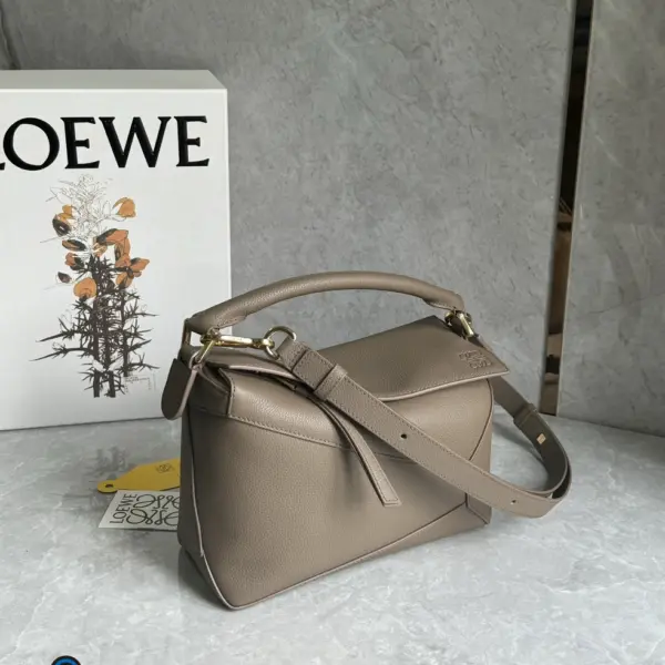 Loewe-羅意威 Puzzle 系列小號肩背包 灰褐色 柔軟粒面牛皮革