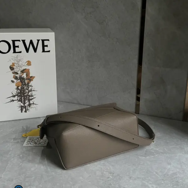 Loewe-羅意威 Puzzle 系列小號肩背包 灰褐色 柔軟粒面牛皮革