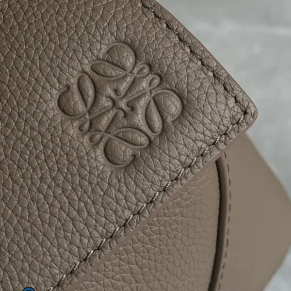 Loewe-羅意威 Puzzle 系列小號肩背包 灰褐色 柔軟粒面牛皮革