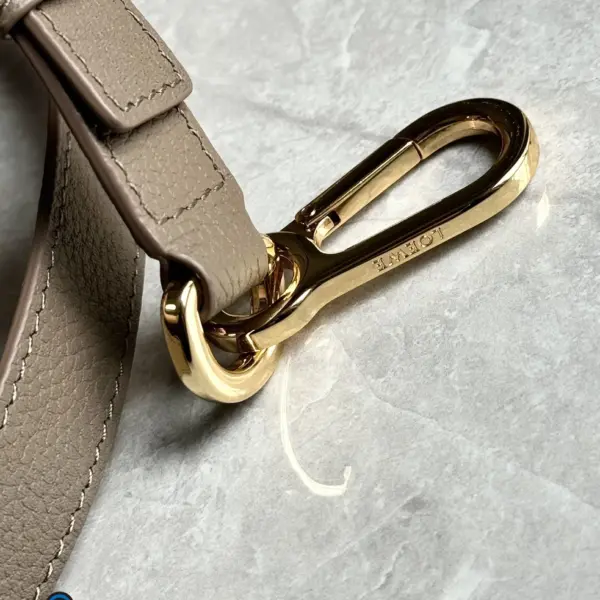 Loewe-羅意威 Puzzle 系列小號肩背包 灰褐色 柔軟粒面牛皮革