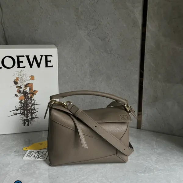 Loewe-羅意威 Puzzle 系列小號肩背包 灰褐色 柔軟粒面牛皮革