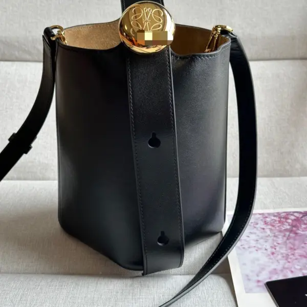 Loewe-羅意威 黑色中號光滑牛皮革 Pebble Bucket 肩背包
