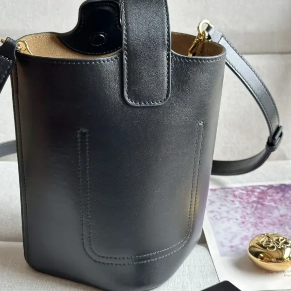 Loewe-羅意威 黑色中號光滑牛皮革 Pebble Bucket 肩背包