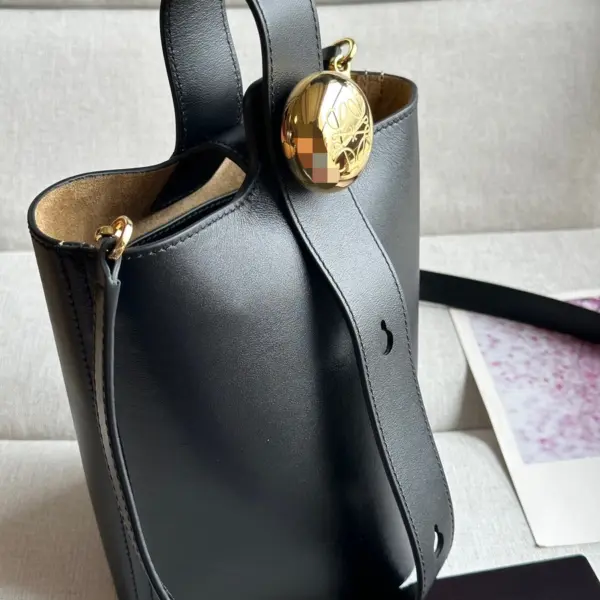 Loewe-羅意威 黑色中號光滑牛皮革 Pebble Bucket 肩背包