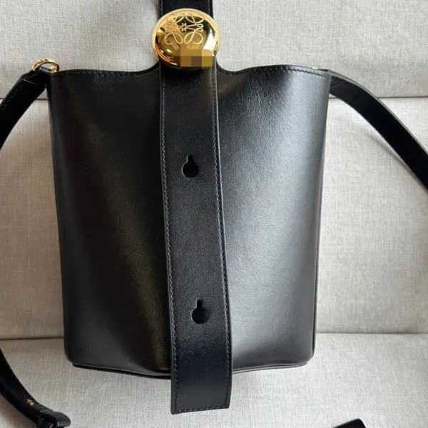 Loewe-羅意威 黑色中號光滑牛皮革 Pebble Bucket 肩背包