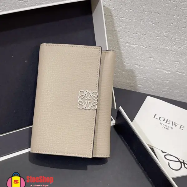 Loewe-羅意威 沙色小號鵝卵石紋牛皮 Anagram 豎款短夾