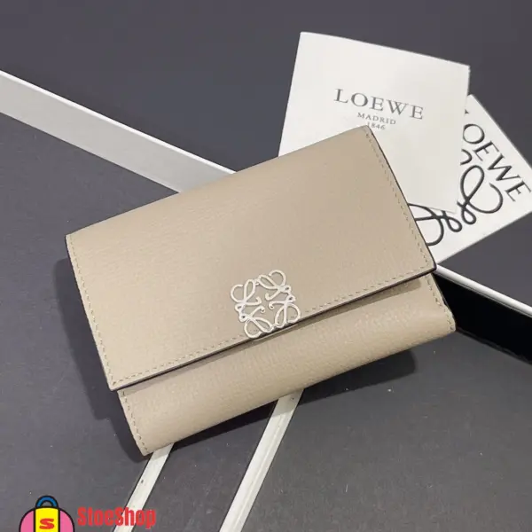 Loewe-羅意威 沙色小號鵝卵石紋牛皮 Anagram 豎款短夾