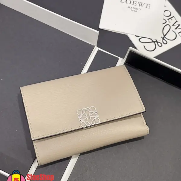 Loewe-羅意威 沙色小號鵝卵石紋牛皮 Anagram 豎款短夾