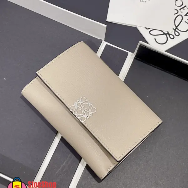 Loewe-羅意威 沙色小號鵝卵石紋牛皮 Anagram 豎款短夾