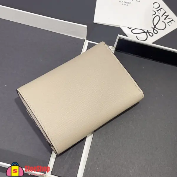 Loewe-羅意威 沙色小號鵝卵石紋牛皮 Anagram 豎款短夾