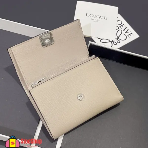 Loewe-羅意威 沙色小號鵝卵石紋牛皮 Anagram 豎款短夾