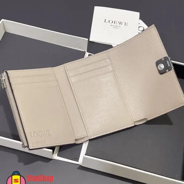 Loewe-羅意威 沙色小號鵝卵石紋牛皮 Anagram 豎款短夾