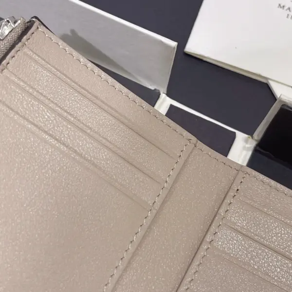 Loewe-羅意威 沙色小號鵝卵石紋牛皮 Anagram 豎款短夾
