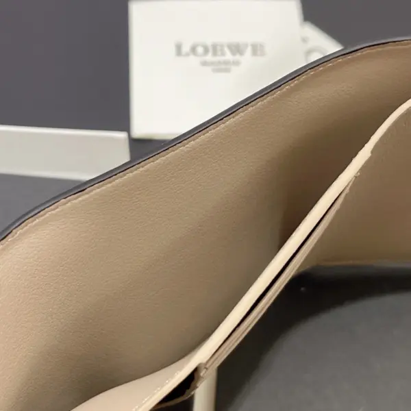 Loewe-羅意威 沙色小號鵝卵石紋牛皮 Anagram 豎款短夾
