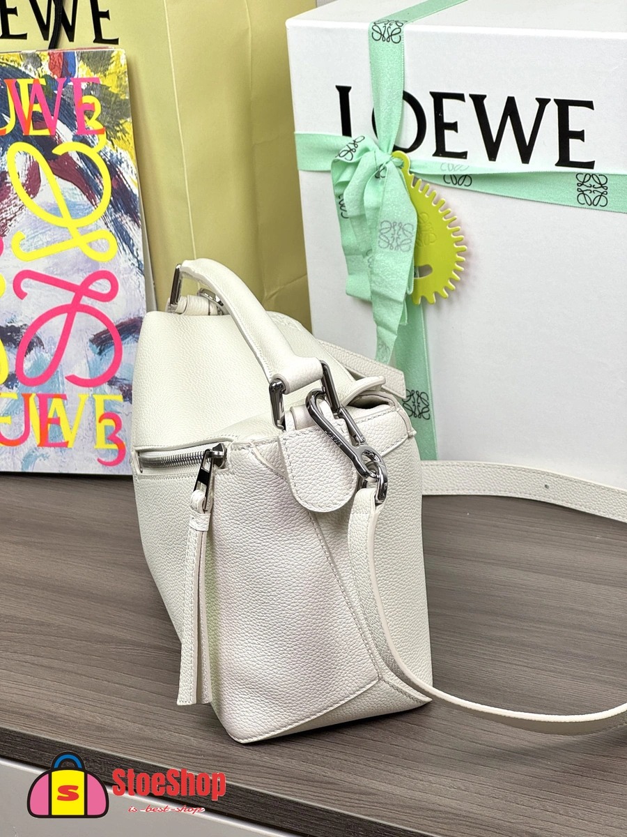 Loewe-羅意威 Puzzle 系列小號肩背包 淺輕靈灰色 柔軟粒面牛皮革 3 Loewe-羅意威 Puzzle 系列小號肩背包 淺輕靈灰色 柔軟粒面牛皮革