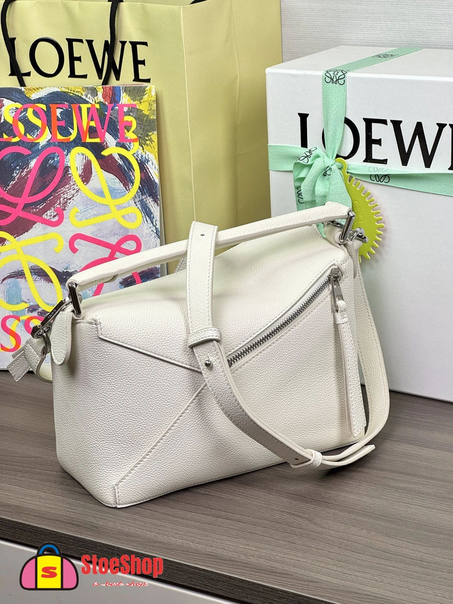 Loewe-羅意威 Puzzle 系列小號肩背包 淺輕靈灰色 柔軟粒面牛皮革 4 Loewe-羅意威 Puzzle 系列小號肩背包 淺輕靈灰色 柔軟粒面牛皮革