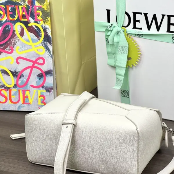 Loewe-羅意威 Puzzle 系列小號肩背包 淺輕靈灰色 柔軟粒面牛皮革 14 Loewe-羅意威 Puzzle 系列小號肩背包 淺輕靈灰色 柔軟粒面牛皮革