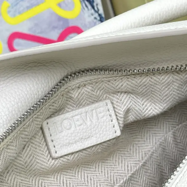 Loewe-羅意威 Puzzle 系列小號肩背包 淺輕靈灰色 柔軟粒面牛皮革 19 Loewe-羅意威 Puzzle 系列小號肩背包 淺輕靈灰色 柔軟粒面牛皮革