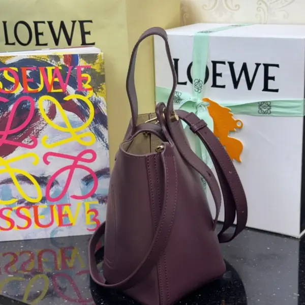Loewe-羅意威 Pebble Bucket 系列 深酒紅迷你光滑牛皮革斜挎水桶手袋 12 Loewe-羅意威 Pebble Bucket 系列 深酒紅迷你光滑牛皮革斜挎水桶手袋