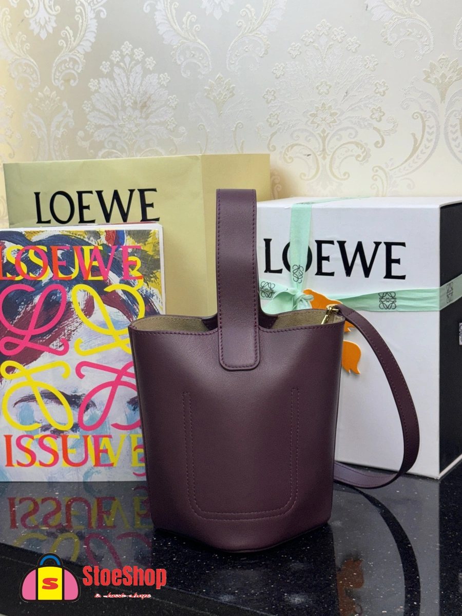 Loewe-羅意威 Pebble Bucket 系列 深酒紅迷你光滑牛皮革斜挎水桶手袋 4 Loewe-羅意威 Pebble Bucket 系列 深酒紅迷你光滑牛皮革斜挎水桶手袋