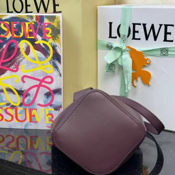 Loewe-羅意威 Pebble Bucket 系列 深酒紅迷你光滑牛皮革斜挎水桶手袋 14 Loewe-羅意威 Pebble Bucket 系列 深酒紅迷你光滑牛皮革斜挎水桶手袋