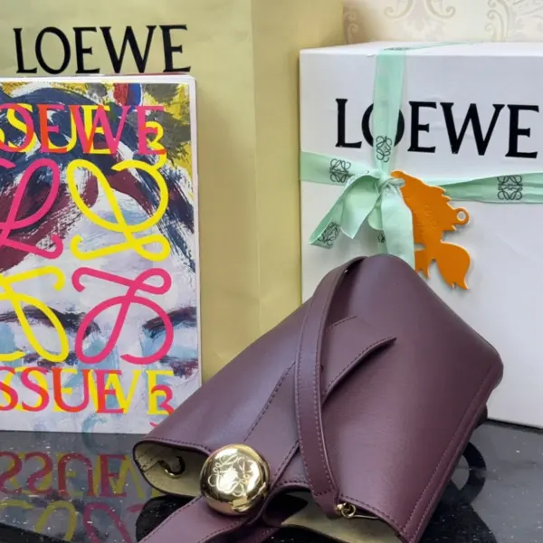 Loewe-羅意威 Pebble Bucket 系列 深酒紅迷你光滑牛皮革斜挎水桶手袋 15 Loewe-羅意威 Pebble Bucket 系列 深酒紅迷你光滑牛皮革斜挎水桶手袋