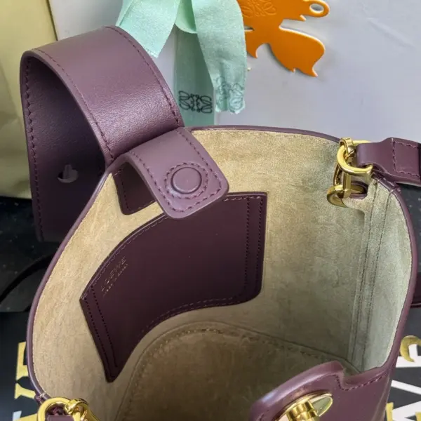 Loewe-羅意威 Pebble Bucket 系列 深酒紅迷你光滑牛皮革斜挎水桶手袋 16 Loewe-羅意威 Pebble Bucket 系列 深酒紅迷你光滑牛皮革斜挎水桶手袋
