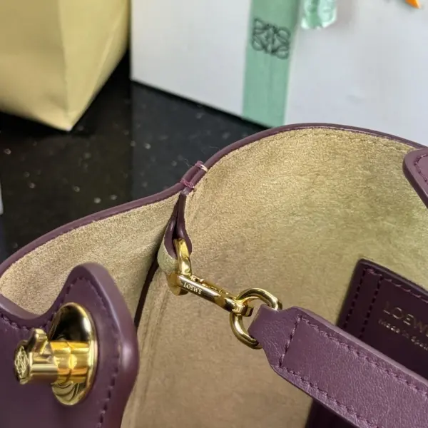 Loewe-羅意威 Pebble Bucket 系列 深酒紅迷你光滑牛皮革斜挎水桶手袋 18 Loewe-羅意威 Pebble Bucket 系列 深酒紅迷你光滑牛皮革斜挎水桶手袋