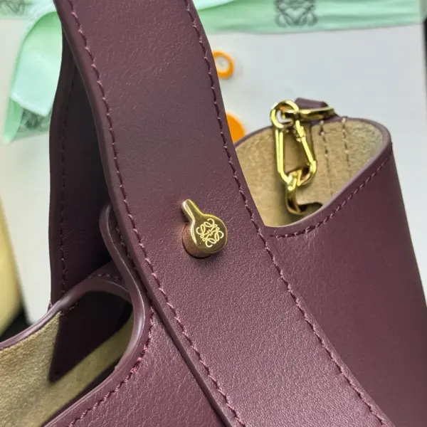 Loewe-羅意威 Pebble Bucket 系列 深酒紅迷你光滑牛皮革斜挎水桶手袋 19 Loewe-羅意威 Pebble Bucket 系列 深酒紅迷你光滑牛皮革斜挎水桶手袋