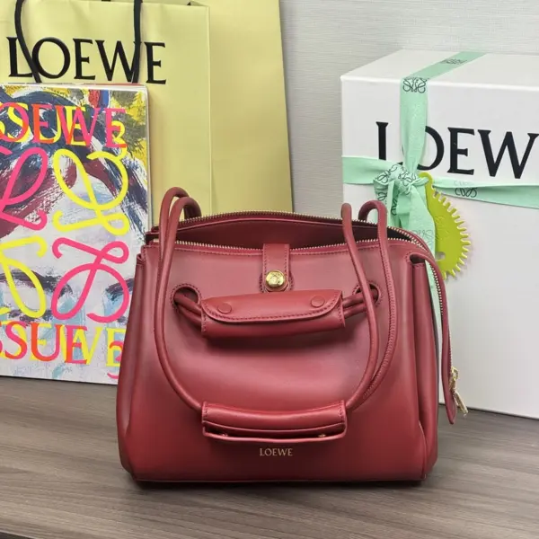 Loewe-羅意威 焦糖紅小號柔軟牛皮革 Madrid 手拿包