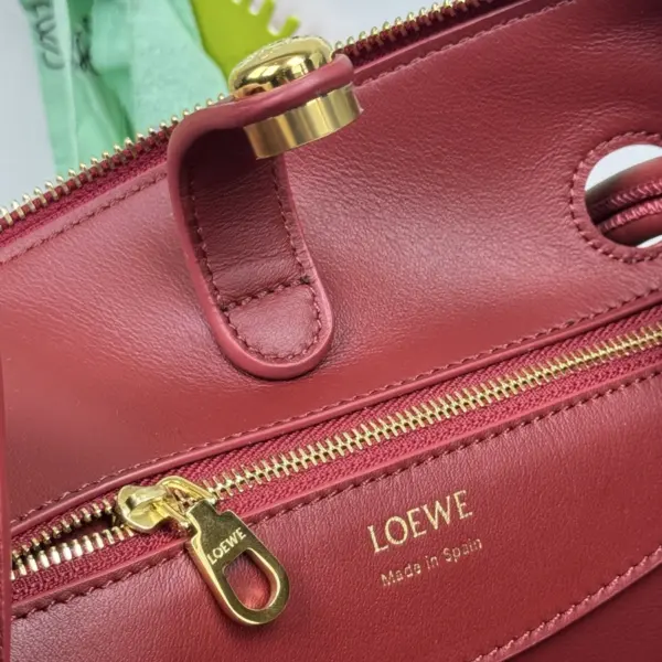 Loewe-羅意威 焦糖紅小號柔軟牛皮革 Madrid 手拿包
