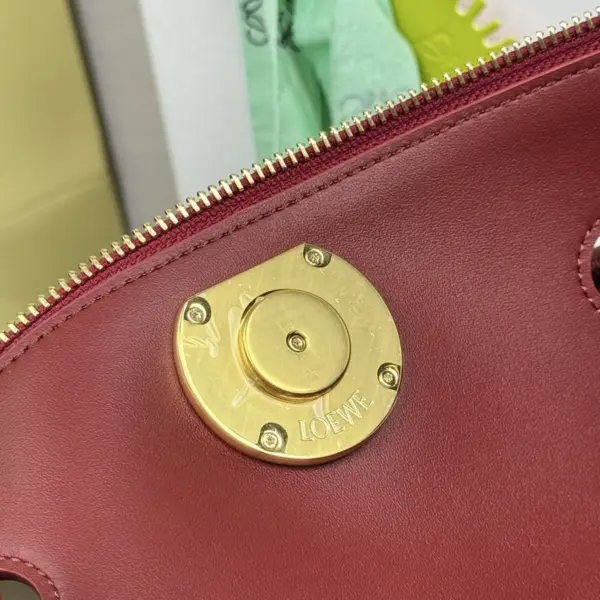 Loewe-羅意威 焦糖紅小號柔軟牛皮革 Madrid 手拿包