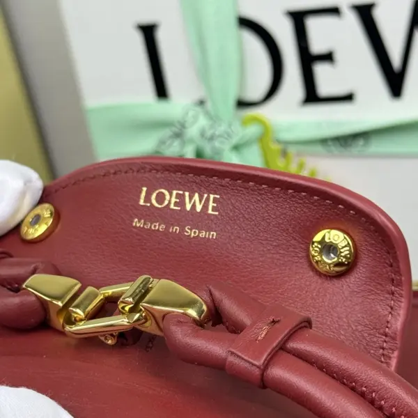 Loewe-羅意威 焦糖紅小號柔軟牛皮革 Madrid 手拿包